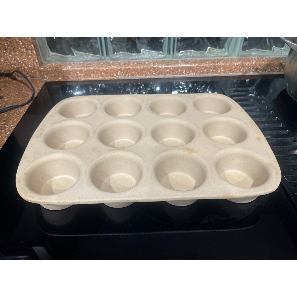 The pampered chef muffin/cupcake stone